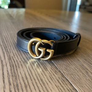 Black Gucci skinny leather belt
